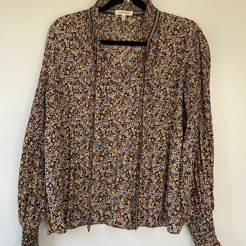 Max Studio size S floral slightly pleated blouse